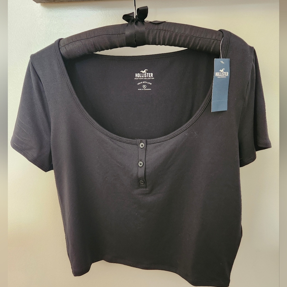 HOLLISTER (NWT) Short 2-Button-top scoop-neck T-shirt